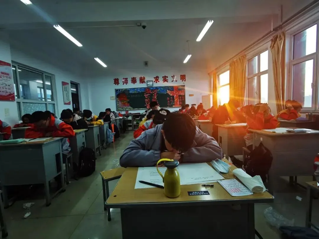 夕阳照进612班教室，同学们正在低头自习